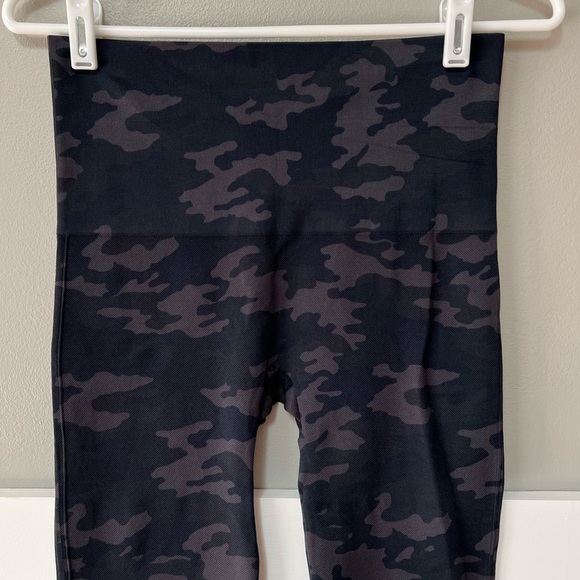 SPANX Look At Me Now Leggings in Black Camo - Picture 4 of 7